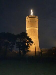 Foto af vandtårnet i Nykøbing med lys på